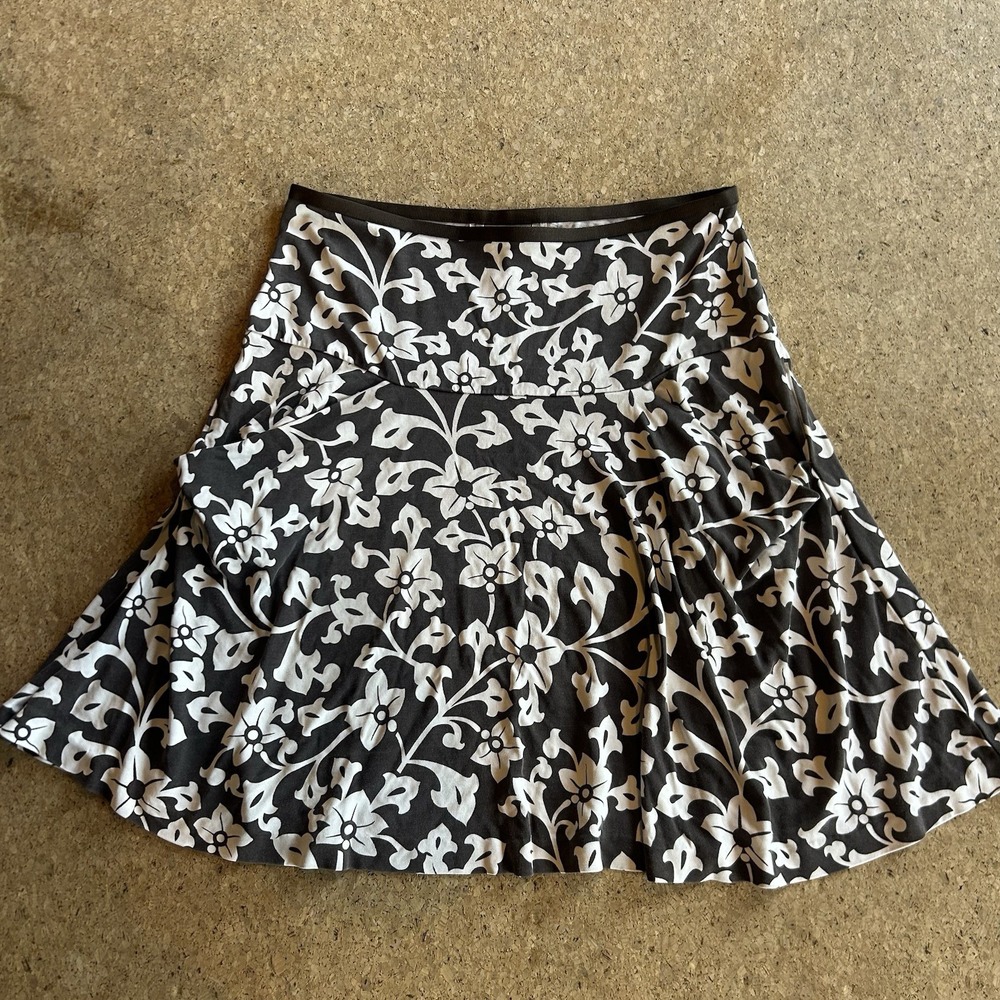Diane Von Furstenberg 100% Silk Pull On Mini Skirt, black floral , Size 6